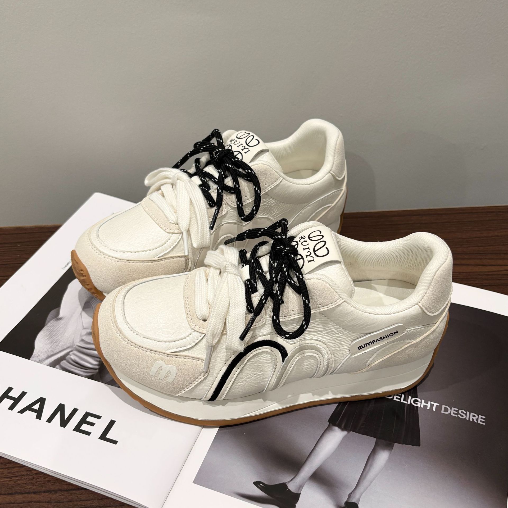 Women's retro athletic sneakers, PU material, breathable, low-cut, casual style