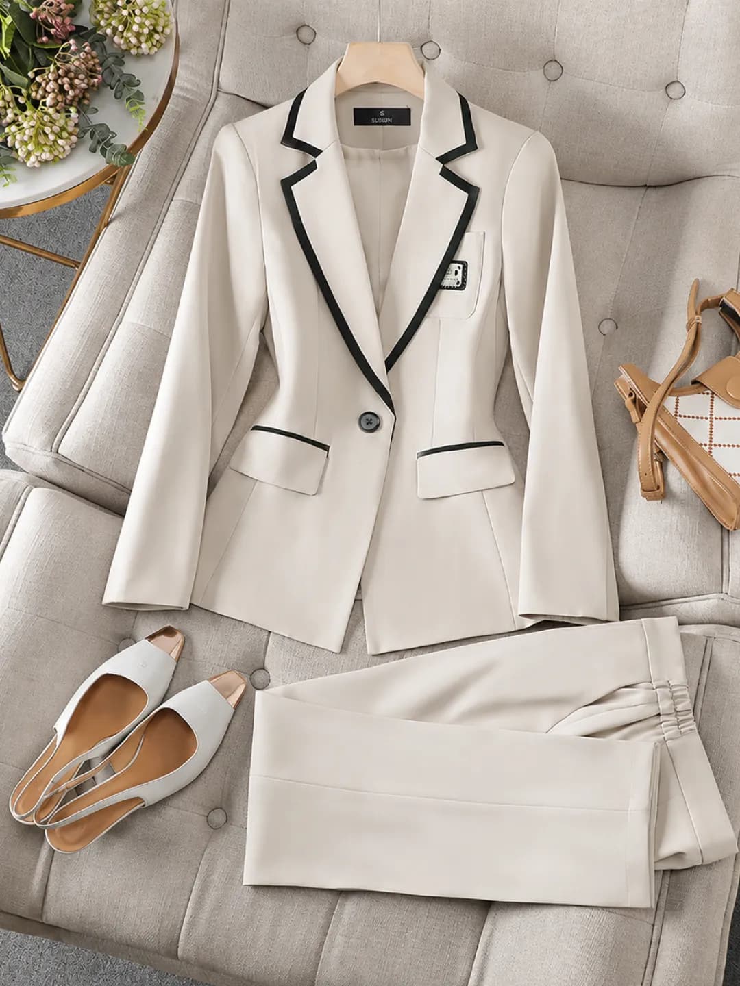 Elegant slim-fit women's business suit set for office, fall winter