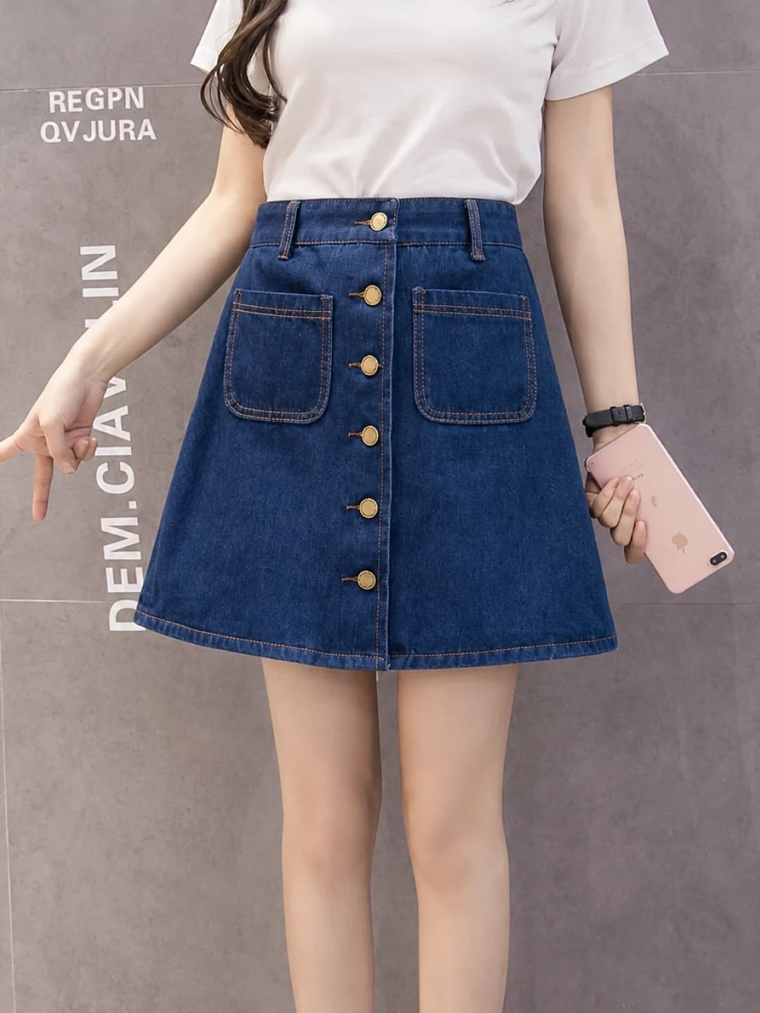Yuqori bel talaba uslubidagi a-chiziqli denim yubka, bitta qator tugma, katta cho'ntak,