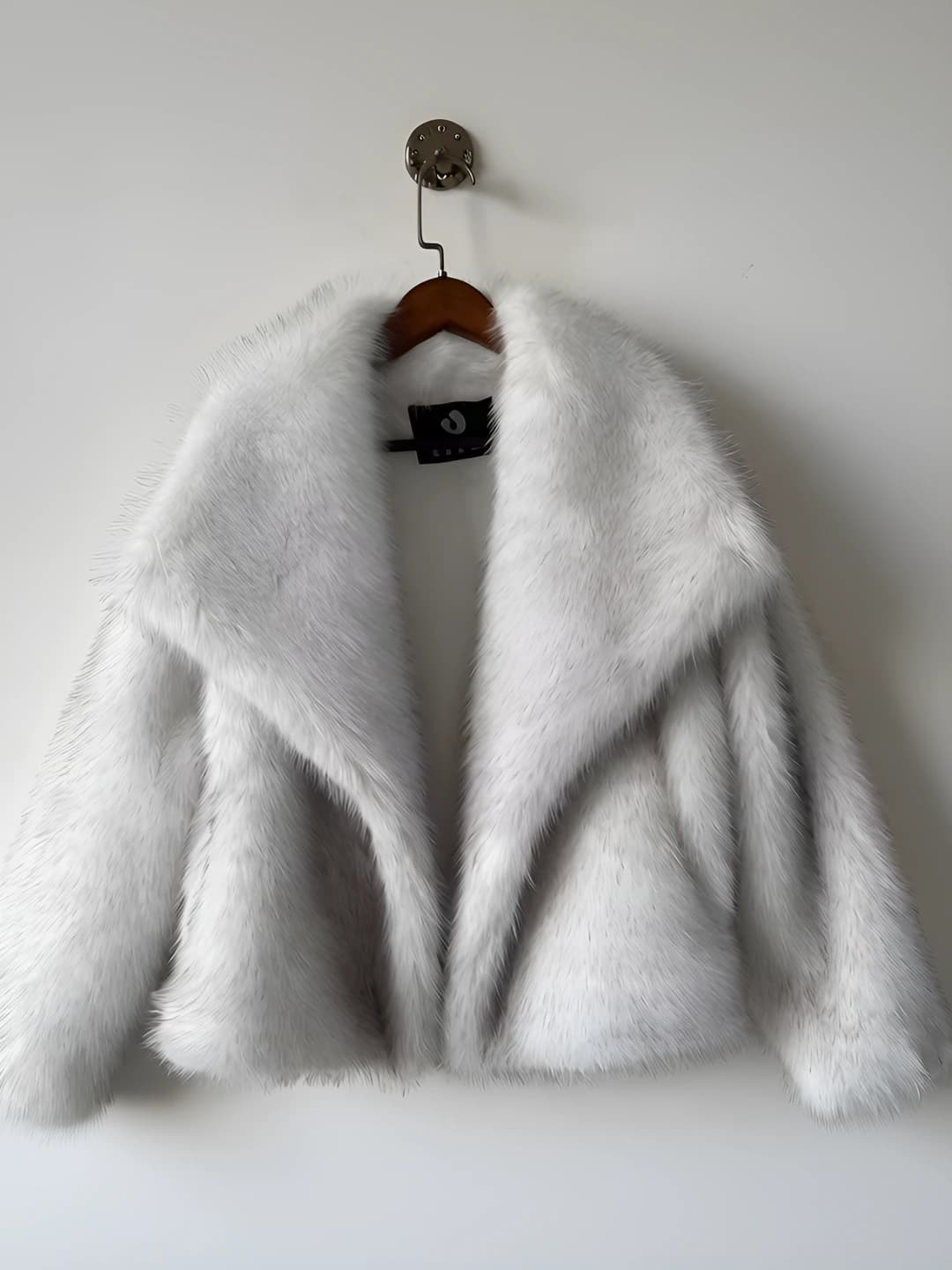 Sifatli oq asos, qora uch