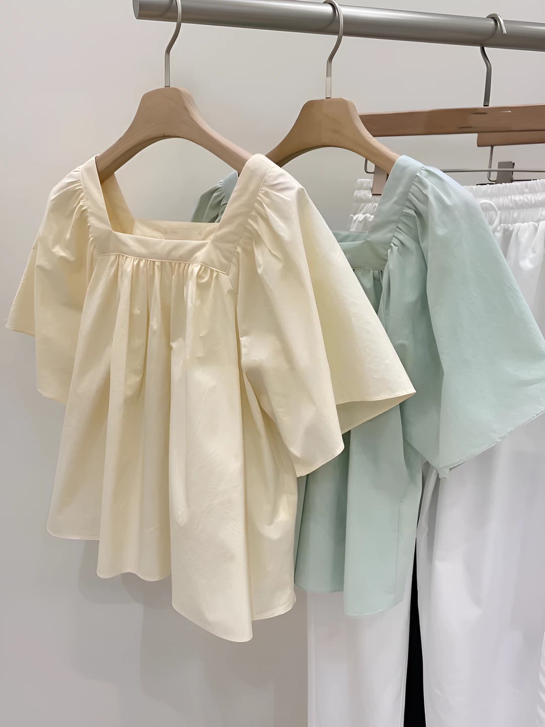 Ayollar uchun yozgi bo'sh (oversize) paxta-jo'kato bluzka, bir rangli, kalta yeng, kvadrat yoqa, fransuz uslubidagi ko'ylak-shirt