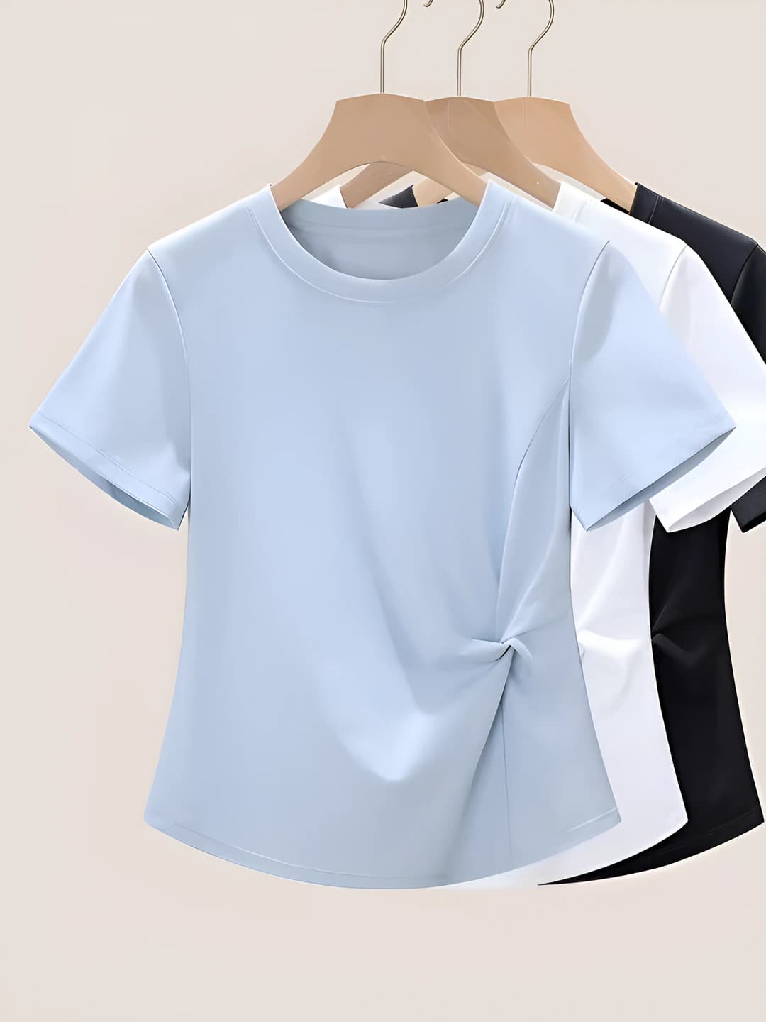 Ayollar uchun bahor-yozgi katta o'lchamli bo'sh (oversize) kundalik futbolka, dumaloq yoqa, kalta yeng, bir rangli, burilgan dizayn