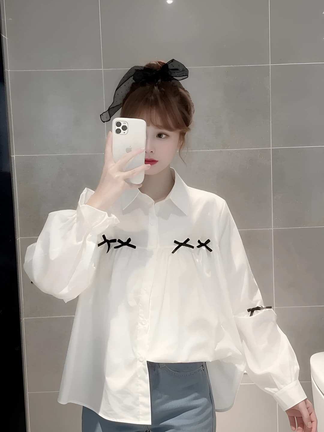 Ayollar uchun koreys uslubida uzun yengli ko'ylak-shirt, POLO yoqa, puf yeng, bir rangli, bo'sh (oversize) kesim, yaltiroq tugma va tasma dizayni