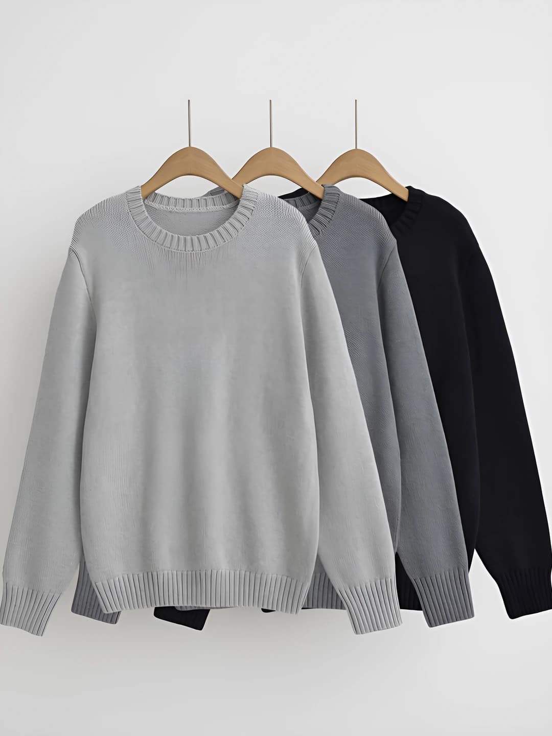 Ayollar uchun dumaloq yoqali, uzun yengli, bo'sh (oversize) kesimli, qalin trikotaj sviter, bir rangli, retro uslubda