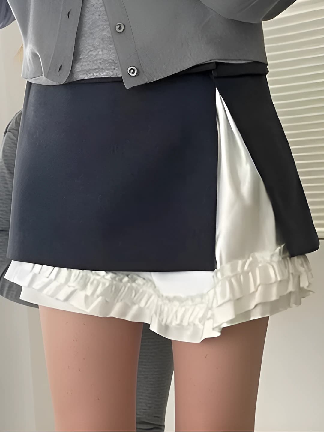 Ayollar uchun tekis yubka: preppi uslub, kalta yubka, poliestr, elastik, irregular ruffled short skirt