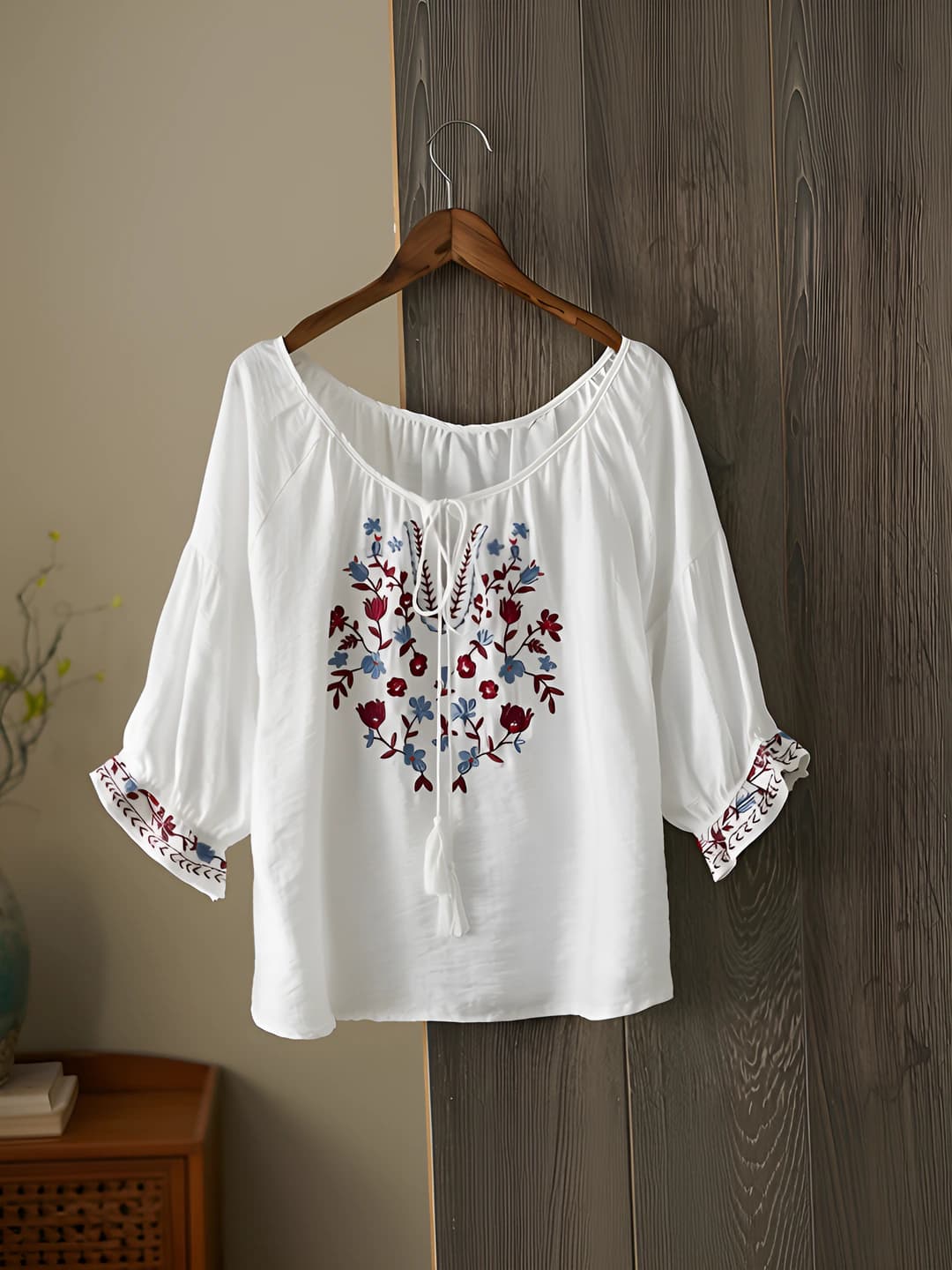 Ayollar uchun yelkalari pastga tushirilgan, kashtali, bo'sh (oversize) ko'ylak-shirt