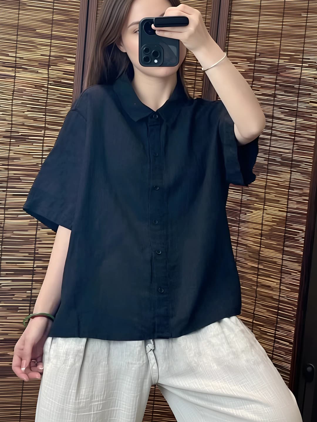 Ayollar uchun yozgi kalta yengli, qaytarma yoqali, bir rangli, bo'sh (oversize) kesimli, nozik ko'rsatadigan, kundalik uslubdagi ko'ylak-shirt
