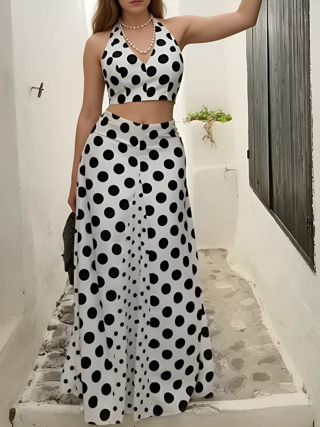 Ayollar uchun 2026 bahor-kuz to'plami: to'q bo'yoqli yengsiz mayka va uzun yubka, polka-dot naqshli, polyester va elastan mato