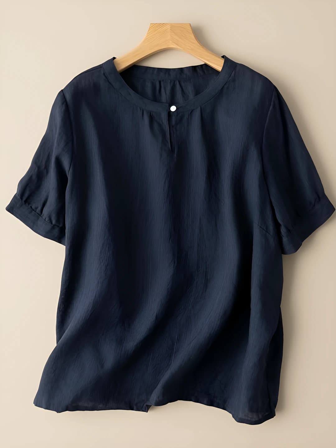 Ayollar uchun bahor-yozgi katta o'lchamli, bo'sh (oversize) kesimli, nozik ko'rsatadigan, bir rangli, dumaloq yoqali, kalta yengli, retro uslubdagi paxta-azor ko'ylak