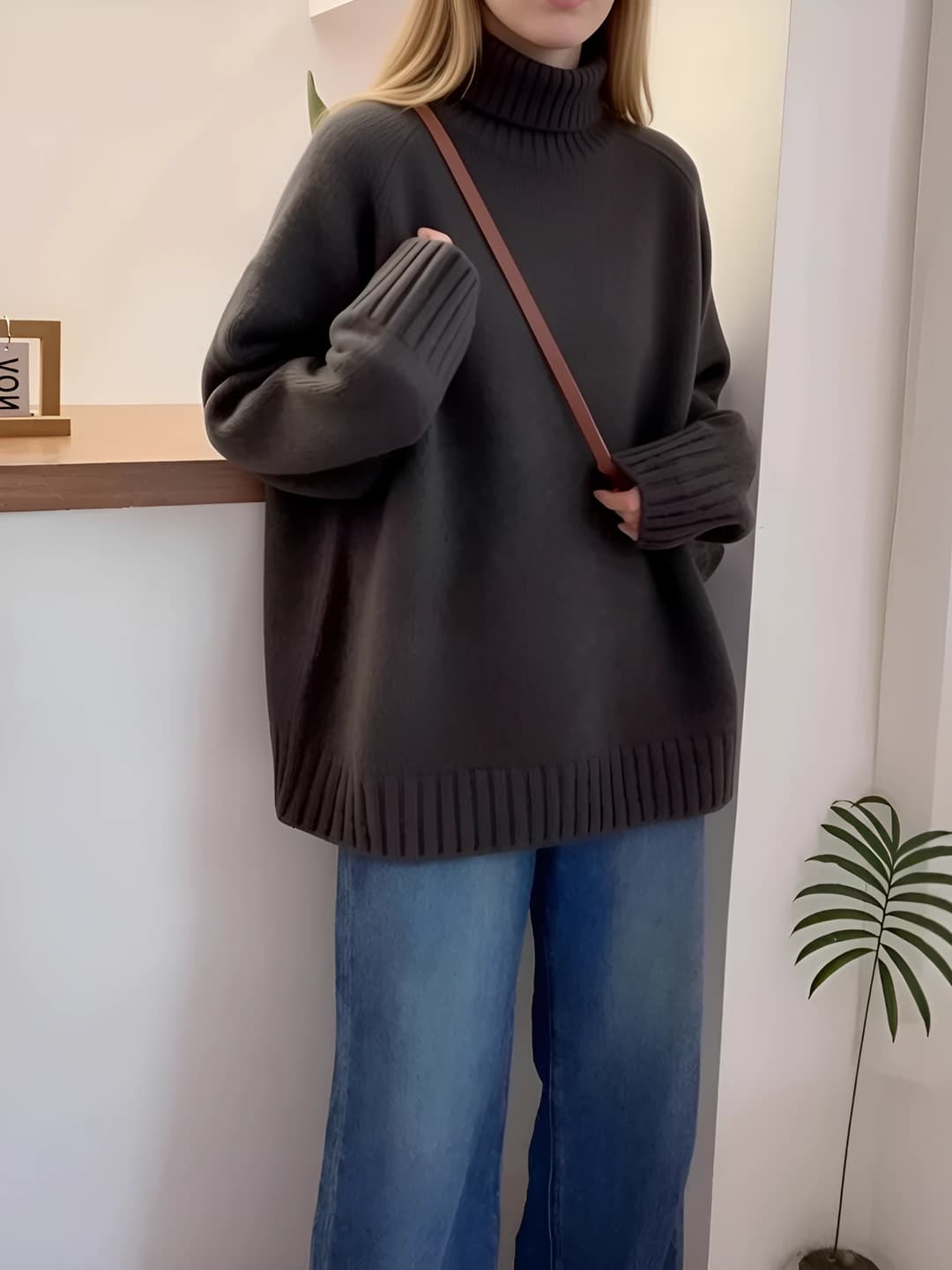 Ayollar uchun kuz-qish mavsumiga mo'ljallangan baland yoqali, bo'sh (oversize) kesimli, qalin trikotaj sviter, uzun yengli, bir rangli, kundalik uslubdagi mahsulot