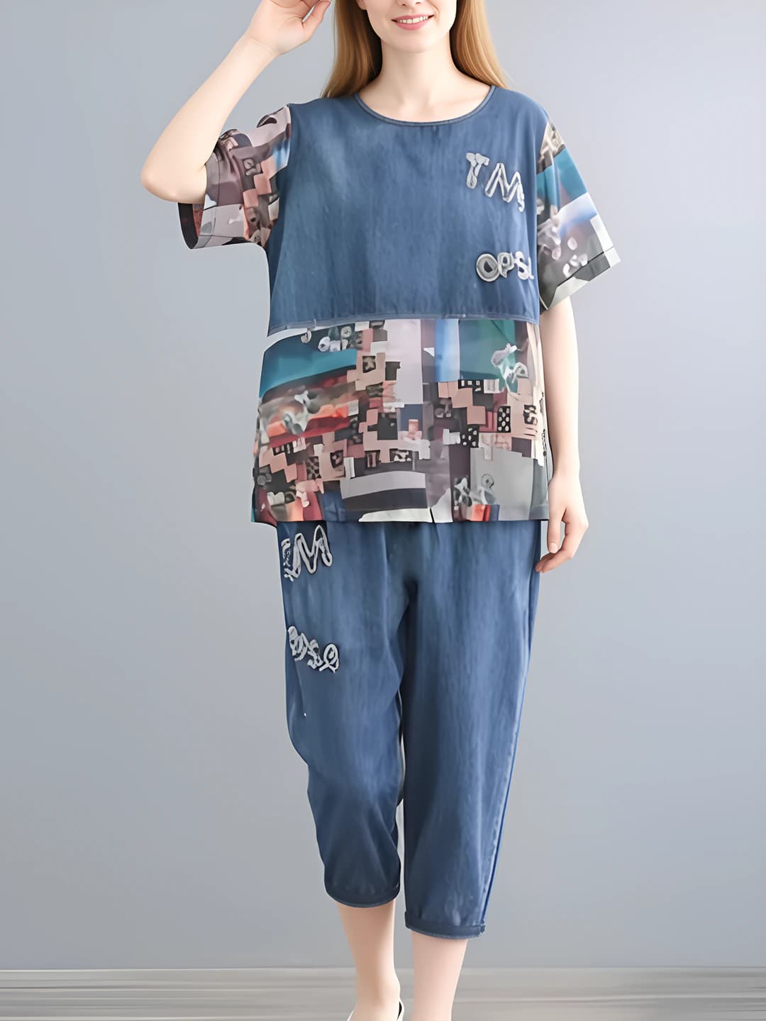 Ayollar uchun katta o'lchamli, bo'sh (oversize) kesimli, nozik ko'rsatadigan, bosma naqshli, kalta yengli, to'piqqacha shimli yozgi kundalik to'plam (komplekt)