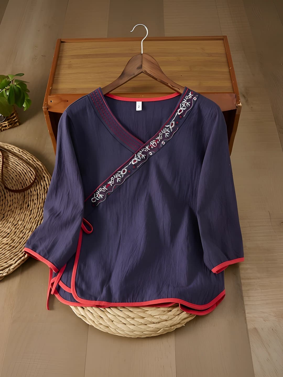Women's embroidered V-neck shirt with elbow-length sleeve, summer 2026