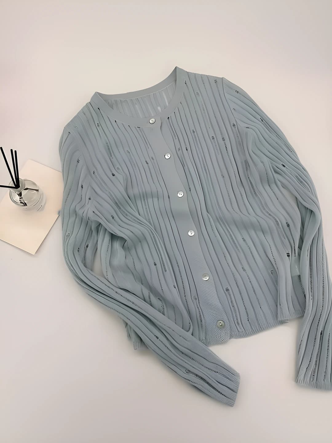 Ayollar uchun bahorgi uzun yengli, chiziqli, bo'sh (oversize) trikotaj kardigan, quyoshdan himoyalovchi, dumaloq yoqa, bir rangli, oddiy uzunlikdagi