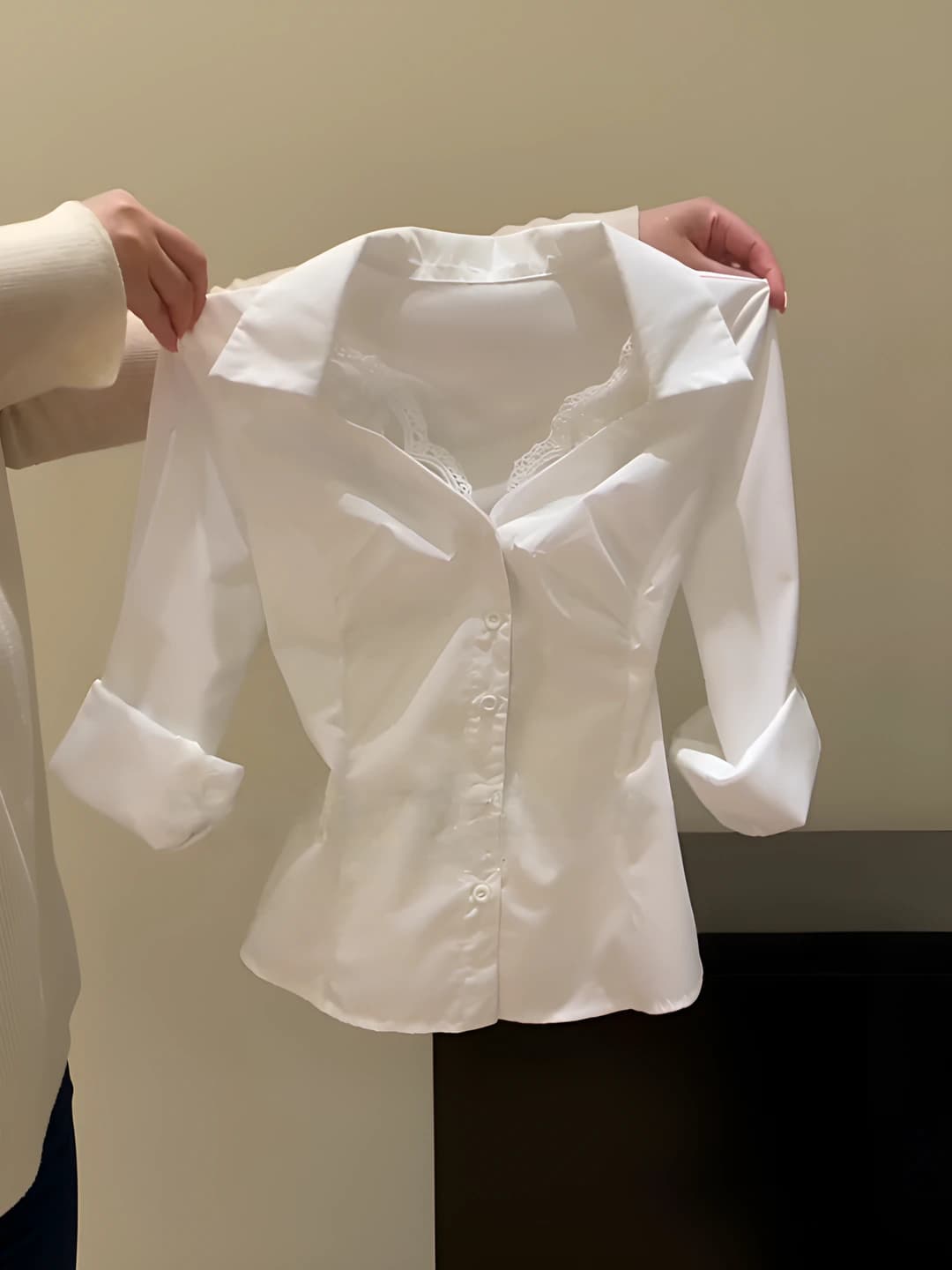 Women's white lace long-sleeve shirt, new spring design, slimming fit with cinched waist
