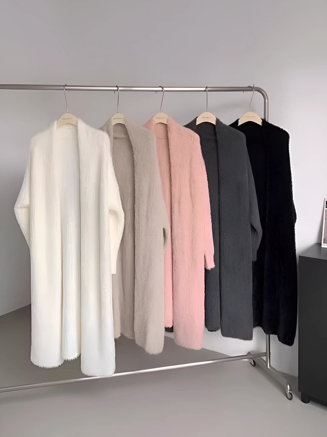 Ayollar uchun trikotaj kardigan: kuz-qish, bo'sh (oversize) kesim, katta o'lcham, nozik ko'rsatadigan, uzun yeng, V-yoqa, uzun, viskoz mato