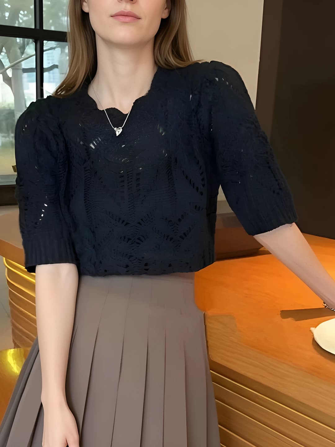 Ayollar uchun trikotaj sviter, koreys uslubida, bir rangli, kalta yeng, bo'sh (oversize) kesim, yozgi, kalta, o'ziga xos dizaynli