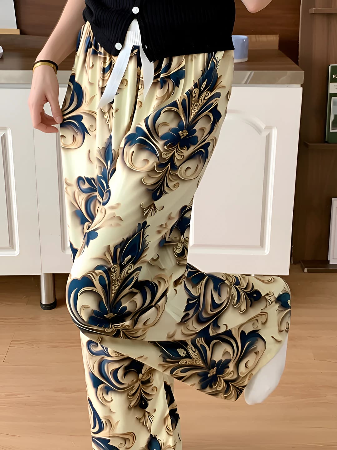 Light gold spiral pattern