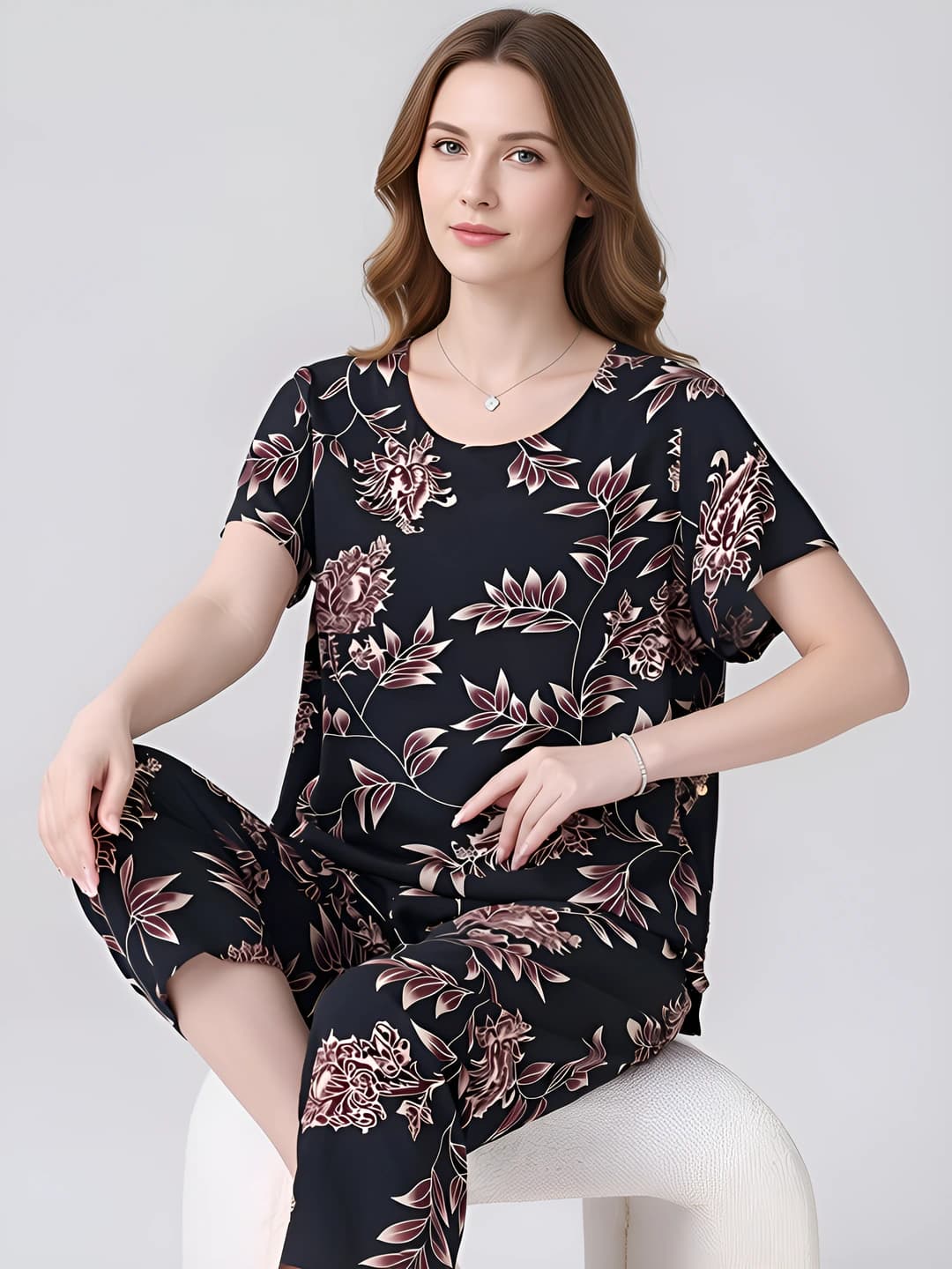 Ayollar uchun yozgi uy kiyimi to'plami: katta o'lcham, bo'sh (oversize) yupqa mato, dumaloq yoqa, kalta yeng, 9/10 uzunlikdagi shim