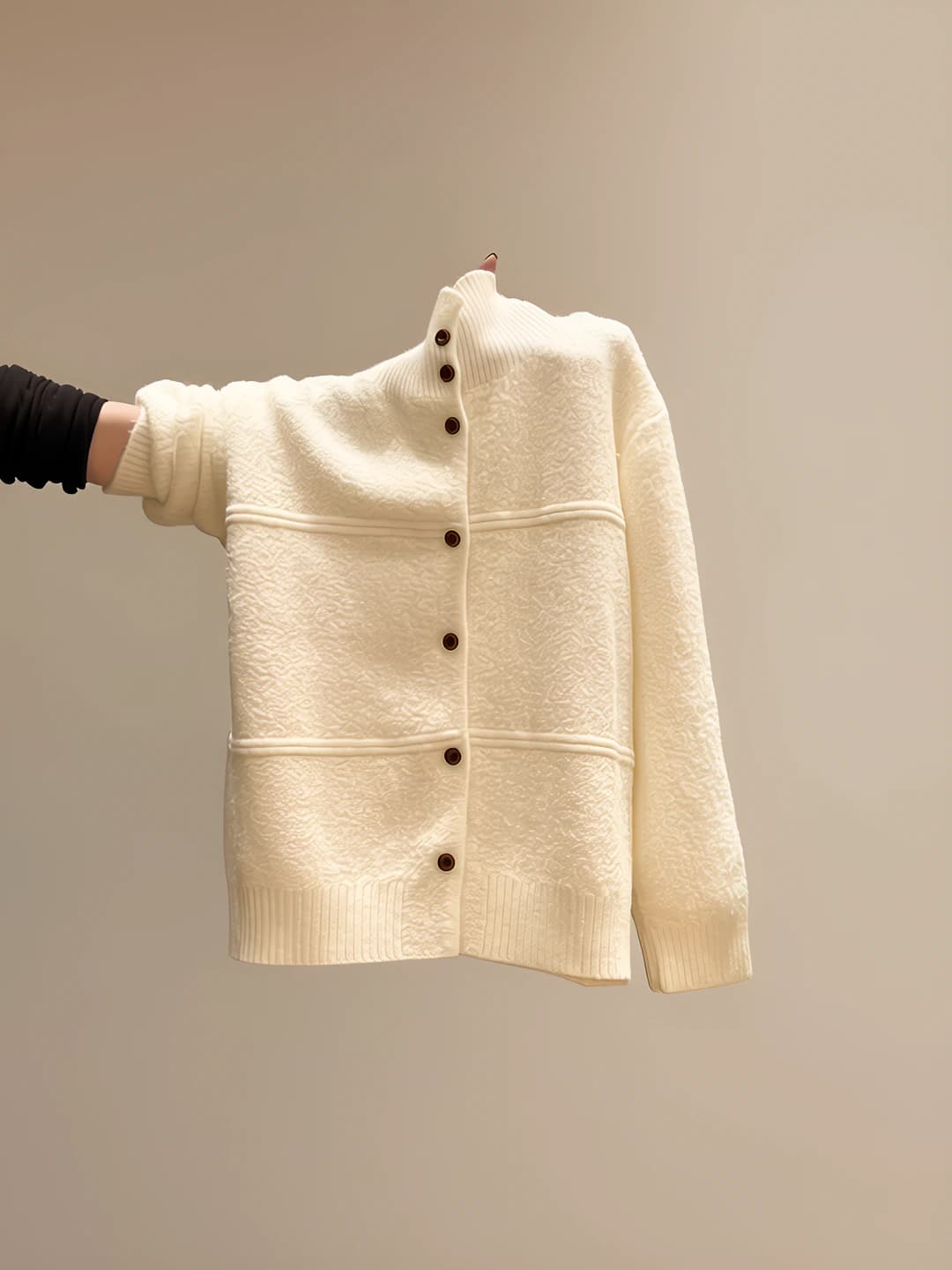 Ayollar uchun oq yarim baland yoqali, bir rangli, bo'sh (oversize) kesimli, uzun yengli, qalinlashtirilgan, dazmol talab qilmaydigan, old qismi yopilishi bitta tugma bo'lgan kardigan