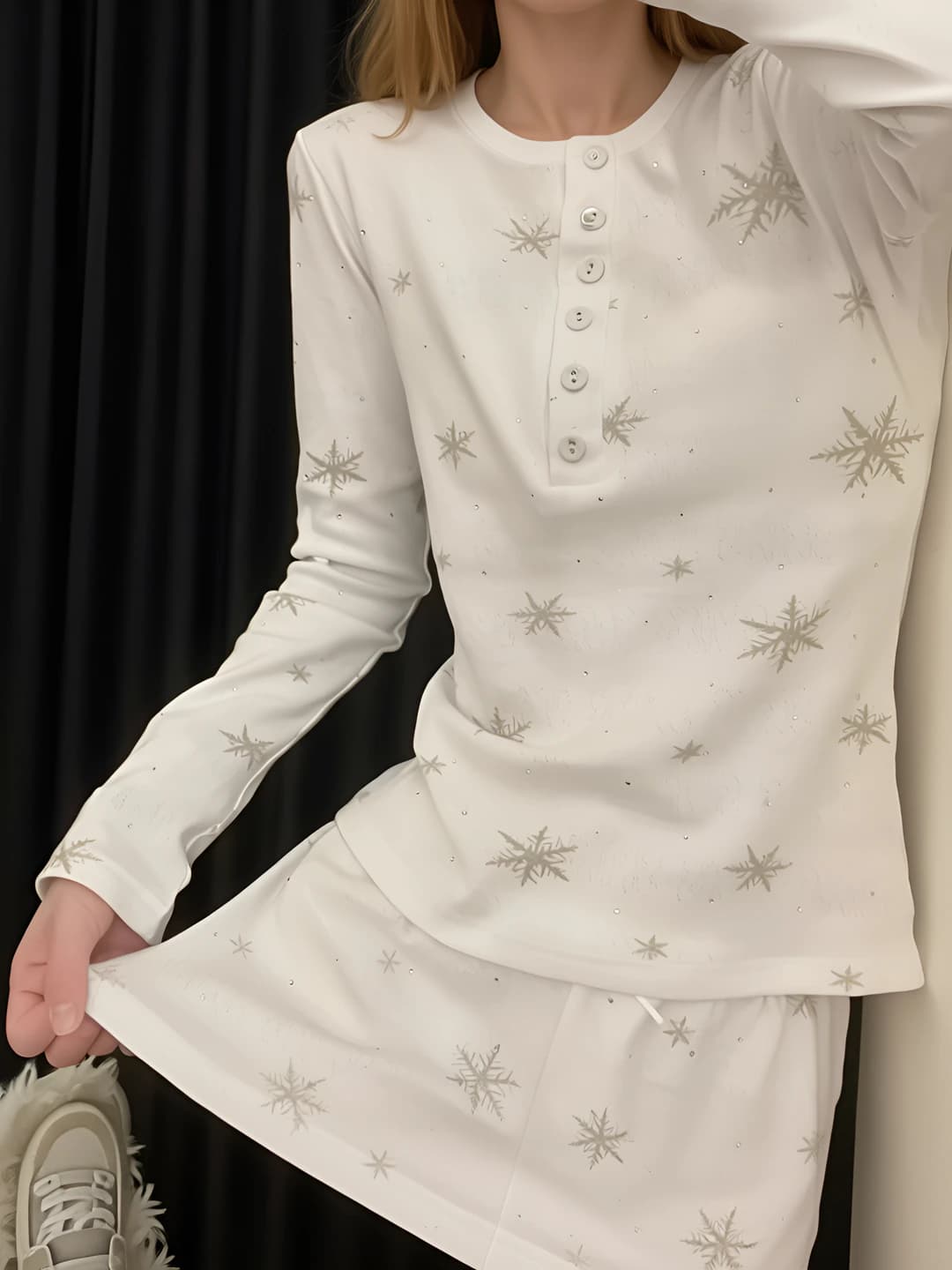 Women's 2026 spring-autumn snowflake printed pajama set: long sleeve top and shorts, crew neck, polyester, loungewear