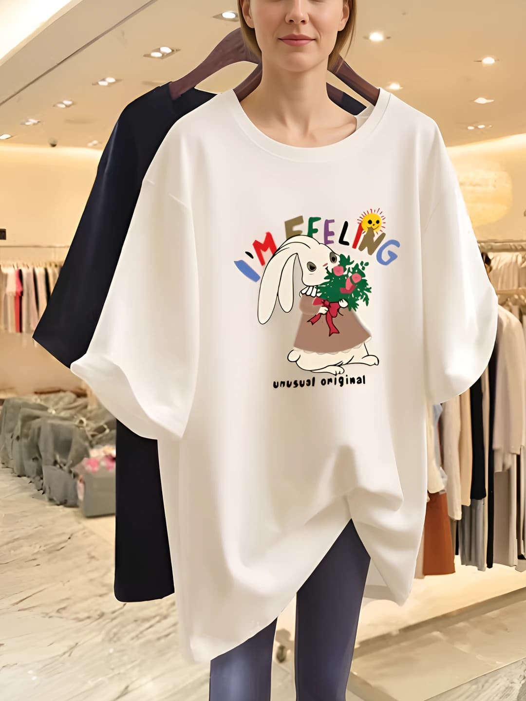 Ayollar uchun yozgi yupqa, bo'sh (oversize) kesimli, dumaloq yoqali, kalta yengli, bosma naqshli, o'rta-uzun futbolka