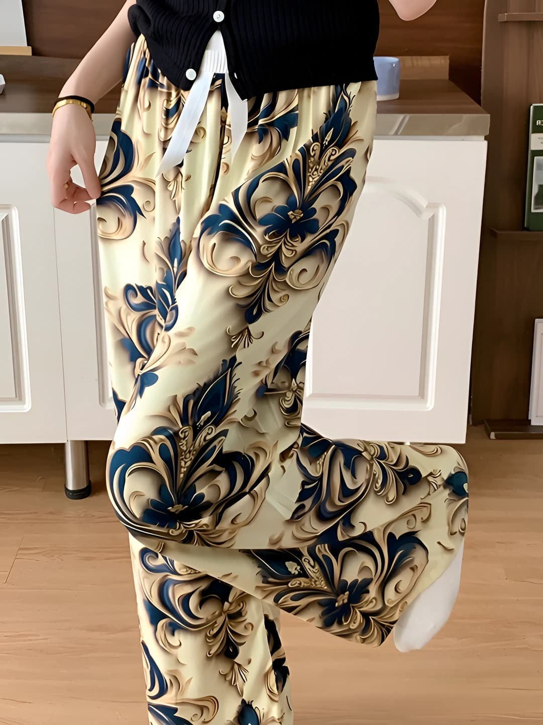 Light gold spiral pattern