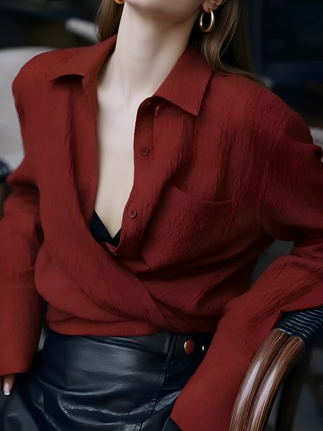 Ayollar uchun uzun yengli, qaytarma yoqali, bir rangli, bo'sh (oversize) kesimli, angora qizil rangdagi ko'ylak-shirt