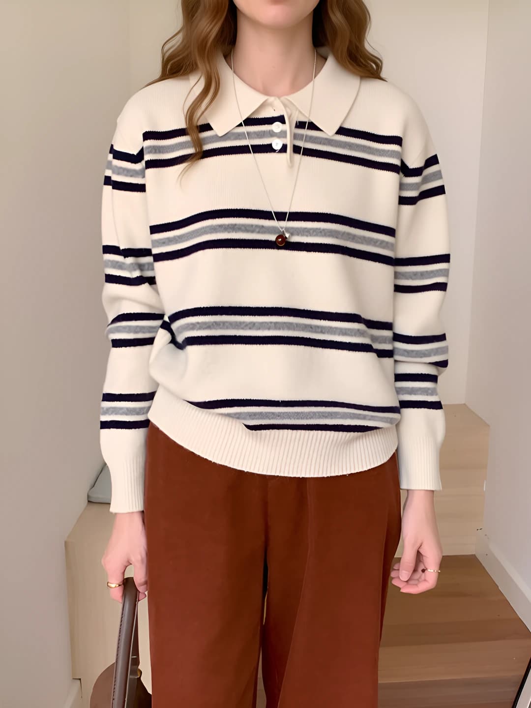 Ayollar uchun 100% junli kuz-qish POLO yoqali chiziqli trikotaj sviter, bo'sh (oversize) kesim, uzun yengli, old qismi yopilishi uch tugma