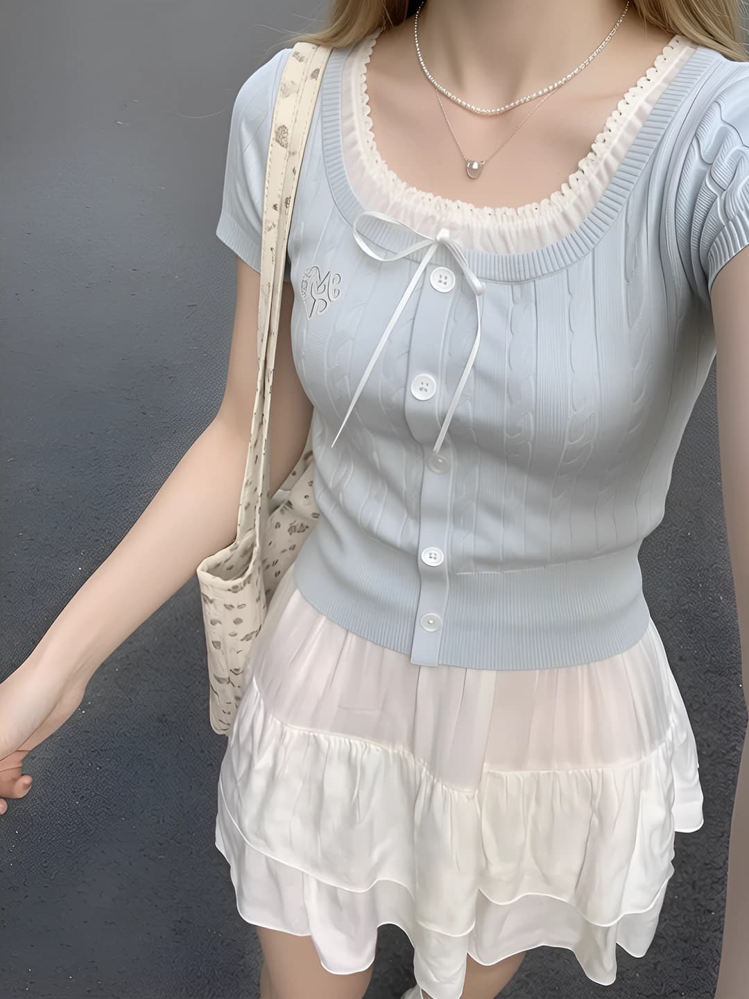 Ayollar uchun ko'k rangli kalta kardigan, muz-ipak mato, kashtali, bo'sh (oversize) kesim, U-shakl yoqa, kalta yeng, yozgi