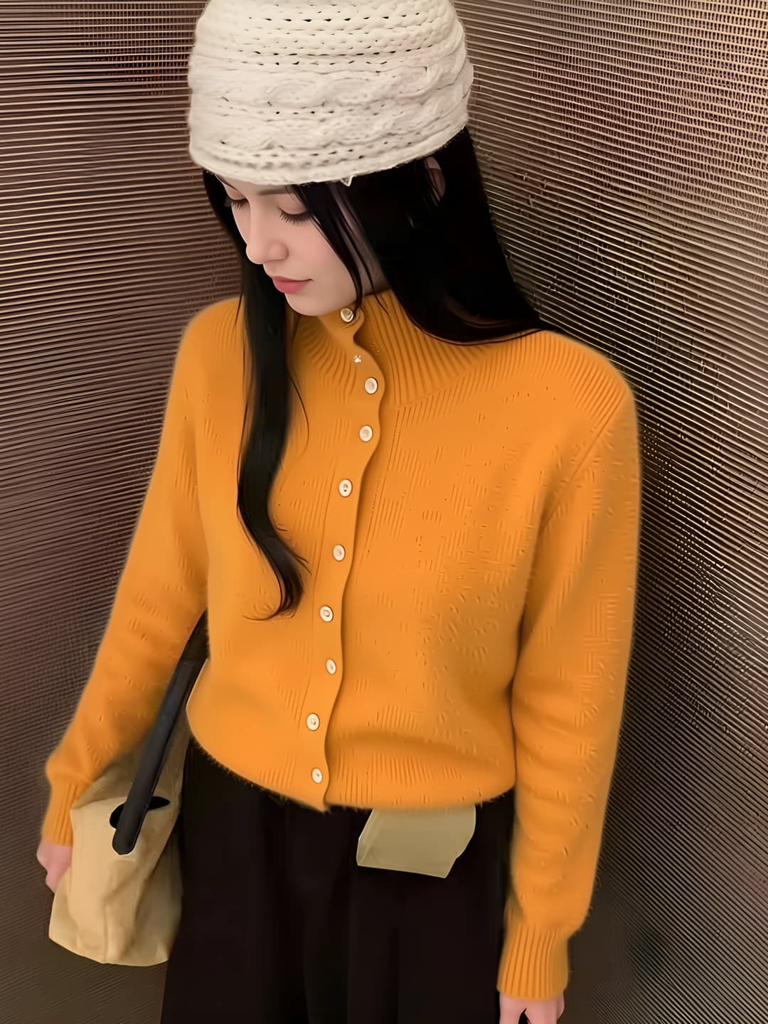 Ayollar uchun kuz-qishgi, baland yoqa, bir rangli, uzun yengli, bo'sh (oversize) kesimli, kundalik uslubdagi trikotaj kardigan