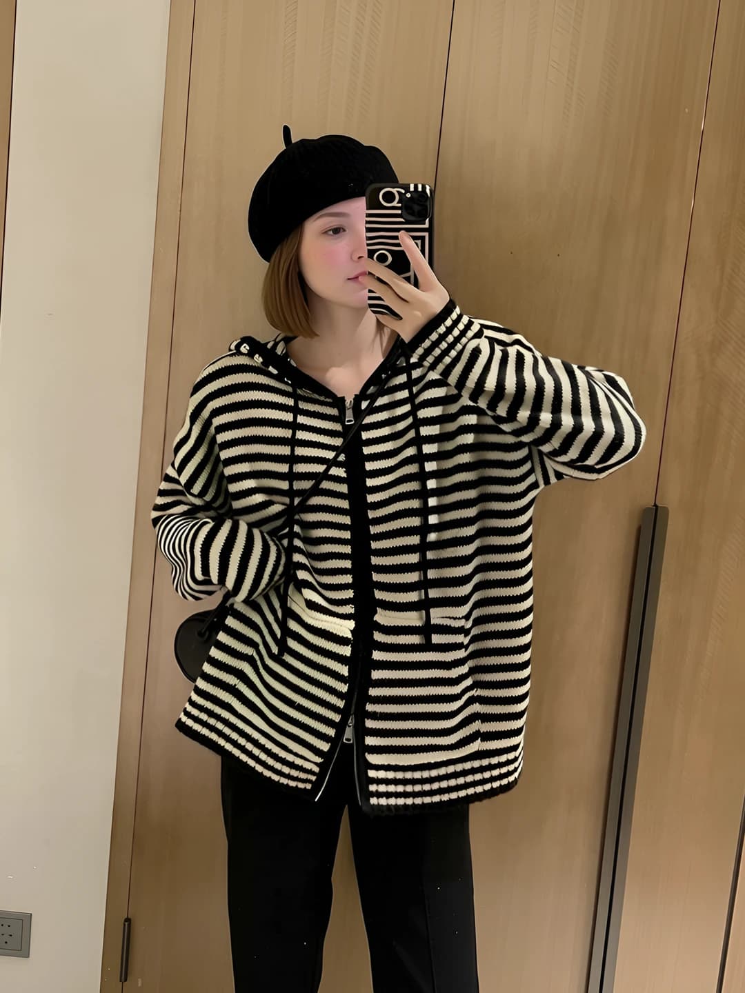 Ayollar uchun koreys uslubida chiziqli fermuarli bo'sh (oversize) trikotaj kardigan, kuz-qish mavsumi uchun
