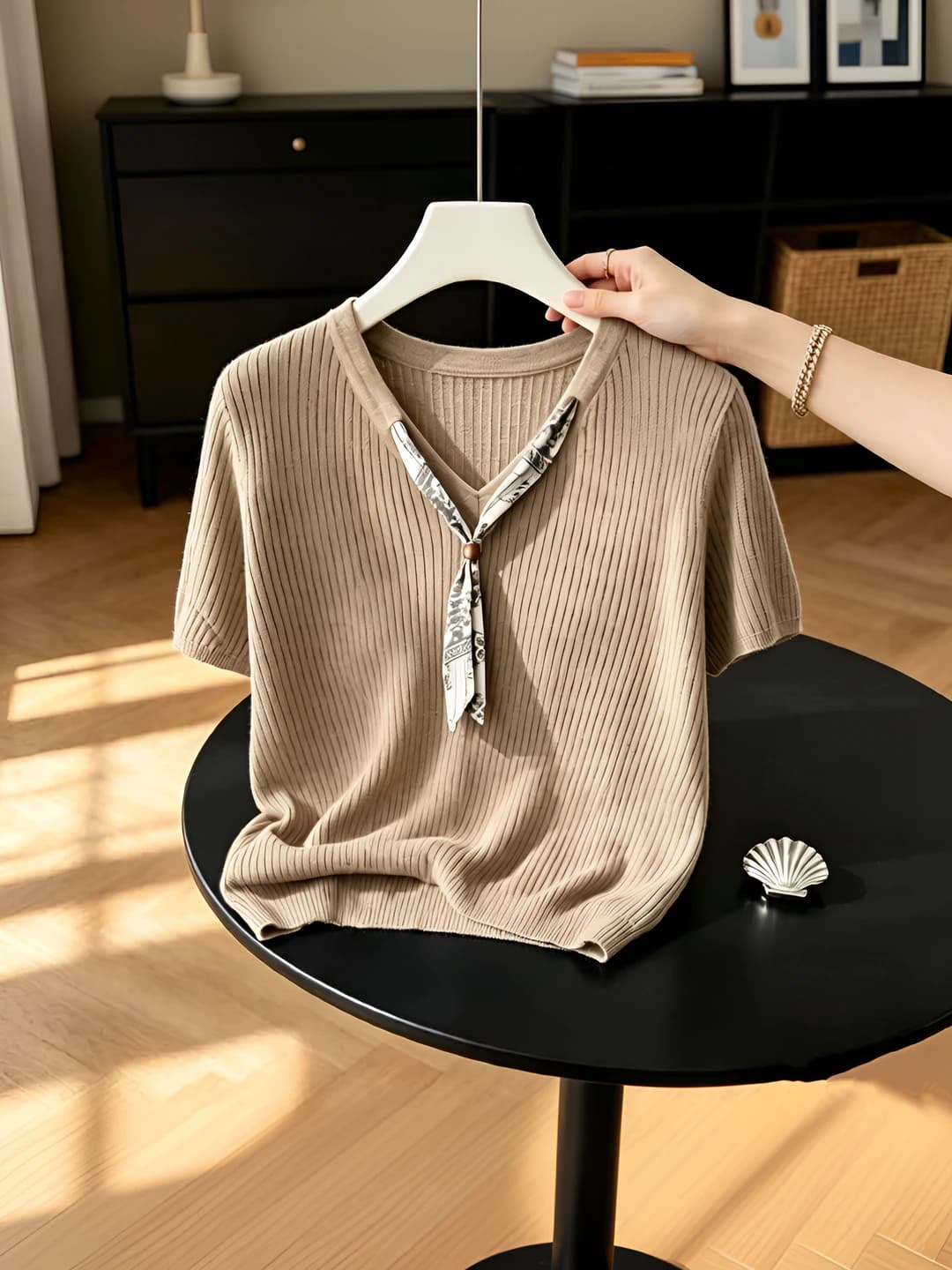 Ayollar uchun yozgi yupqa, havo o'tkazuvchan, V-yoqali, kalta yengli, bo'sh (oversize) kesimli, bir rangli trikotaj sviter