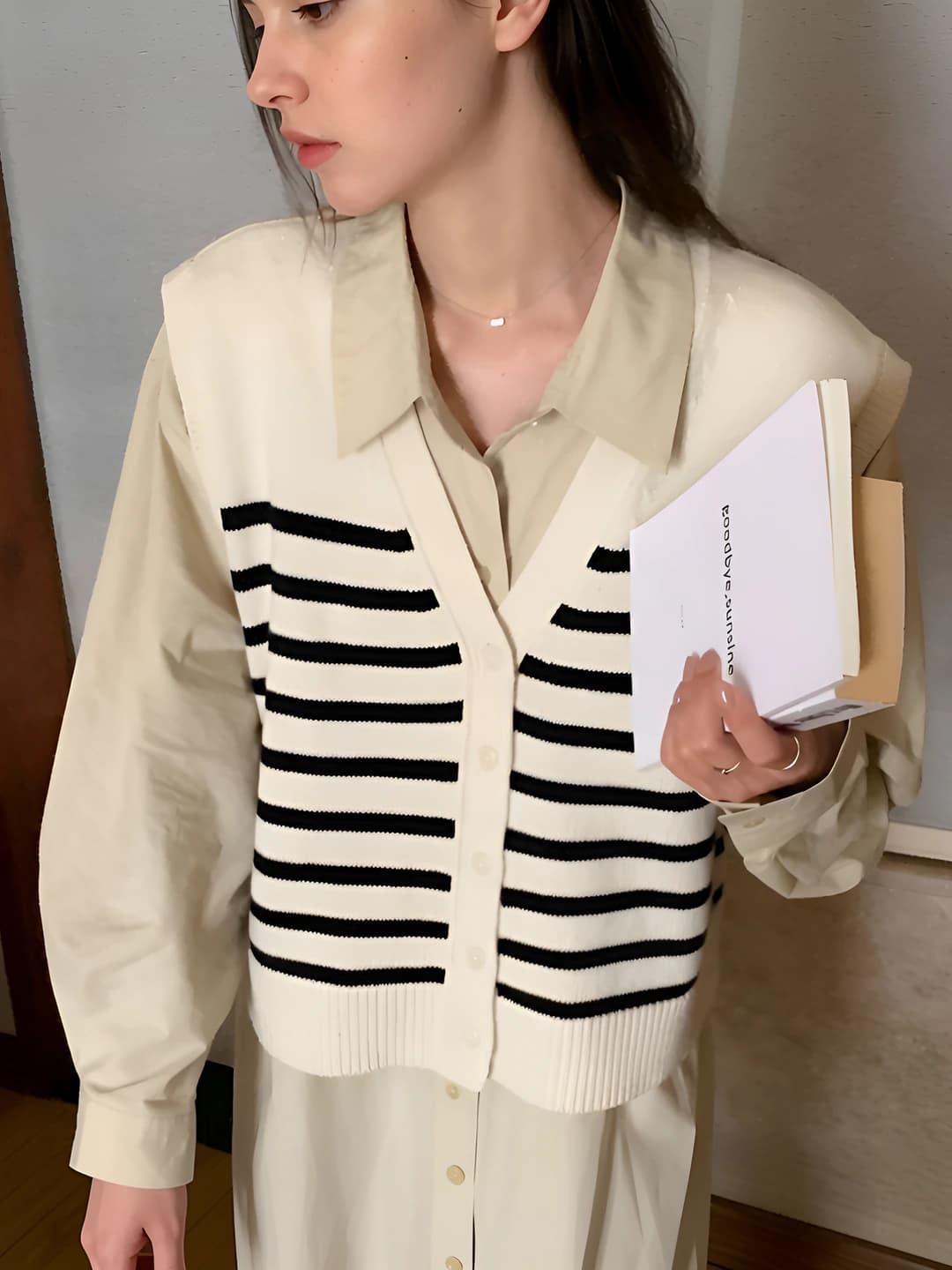 Ayollar uchun retro preppi uslub chiziqli yengsiz jilet, V-yoqa, bo'sh (oversize) kesim, kuz-qish