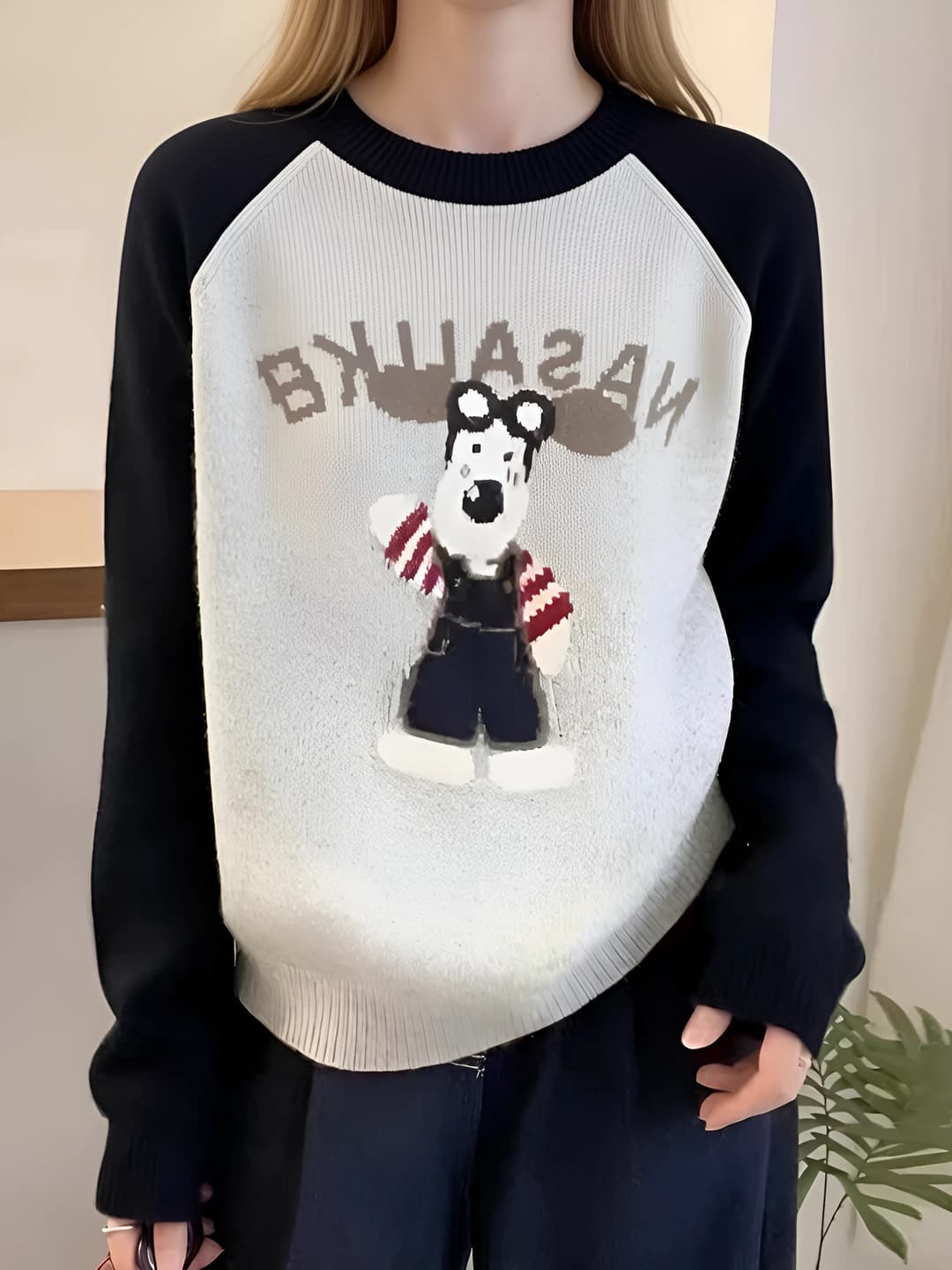Ayollar uchun kuz-qish mavsumiga mo'ljallangan dumaloq yoqali, uzun yengli, bo'sh (oversize) kesimli, kashtali karikatura naqshli sviter