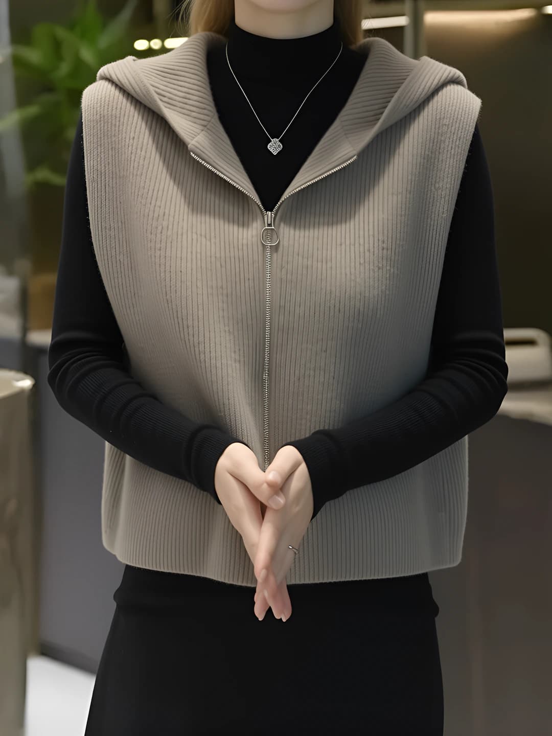 Ayollar uchun yengsiz fermuarli trikotaj jilet, kuz-qish uchun, bir rangli, bo'sh (oversize) kesim, 3D naqsh, poliester mato