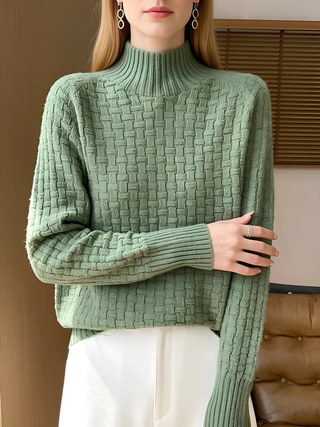 Ayollar uchun 100% junli va kashemirli, qalinlashtirilgan, bo'sh (oversize) fit, yarim baland yoqali, uzun yengli, kuz-qish uchun sviter
