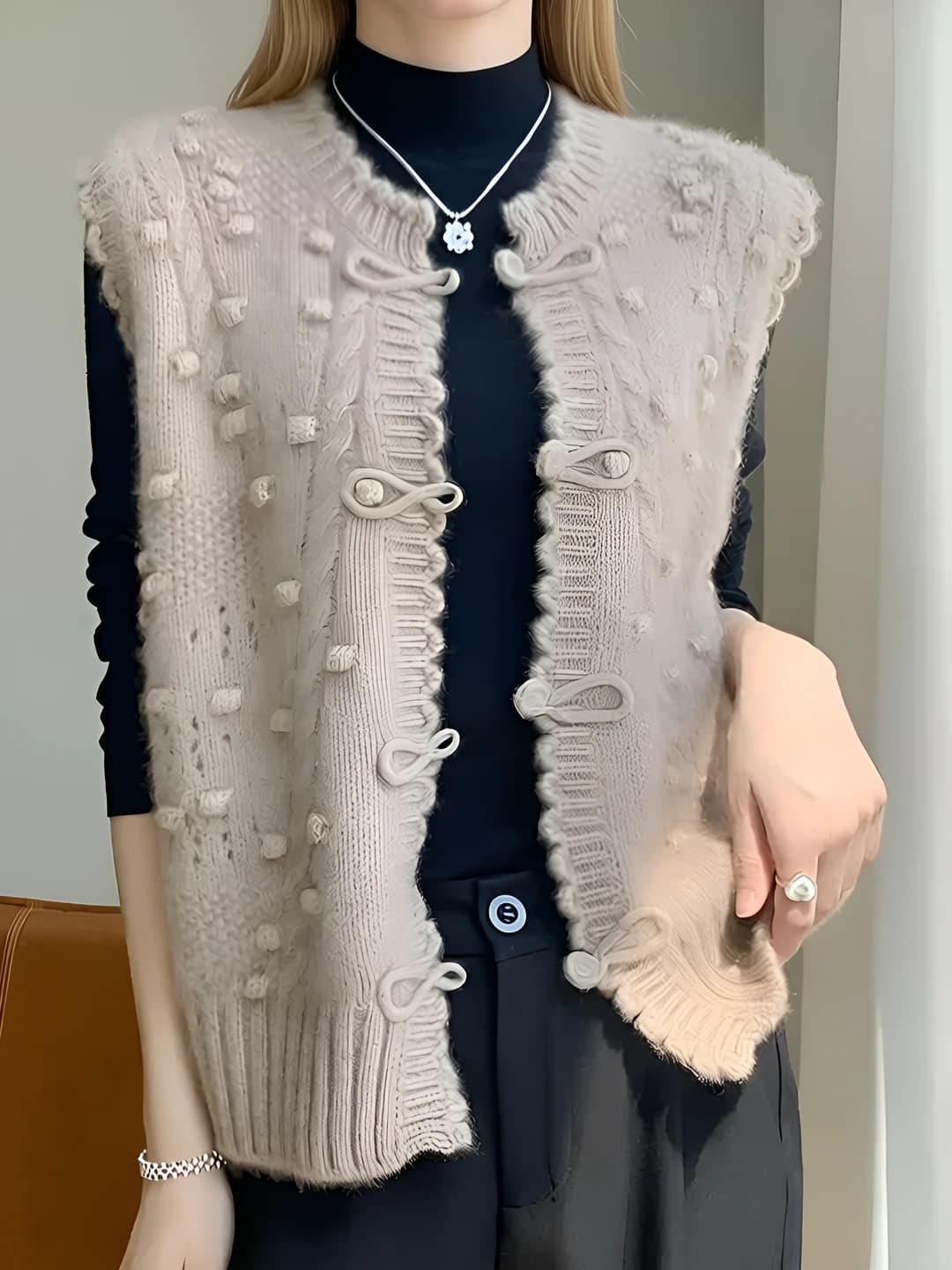 Ayollar uchun retro uslubdagi trikotaj jilet, yengsiz, dumaloq yoqa, bir rangli, bo'sh (oversize) kesim, bahor-kuz mavsumi uchun