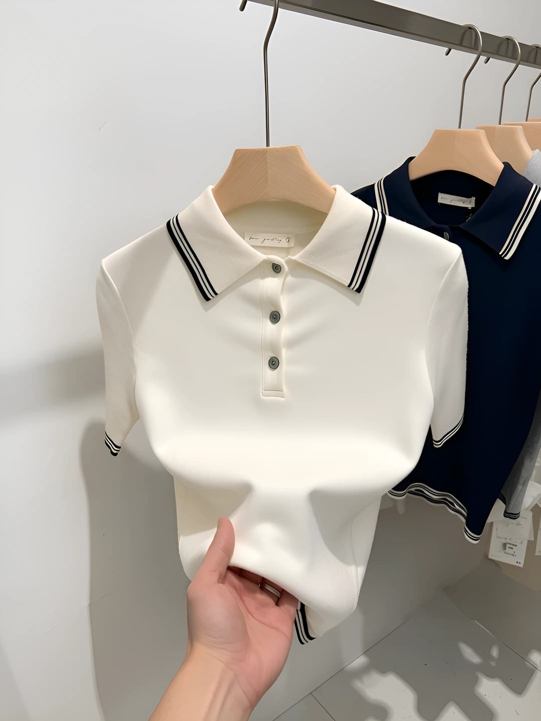 Ayollar uchun 2026 yozgi yorqin kulrang polo, qaytarma yoqa, kalta yeng, tanaga yopishgan, nozik ko'rsatadigan, polyester