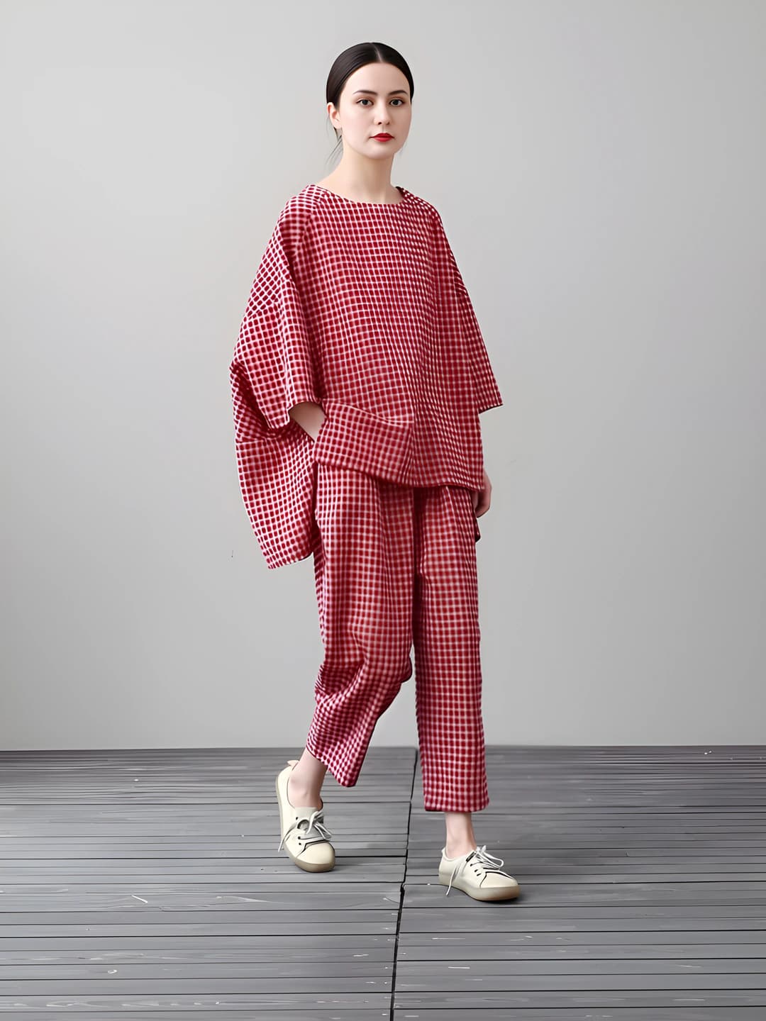 Ayollar uchun katta o'lchamli katak naqshli retro uslubdagi bo'sh (oversize) kundalik to'plam (komplekt): yarim yengli tepalik va to'piqqacha shim, 2026 yozgi