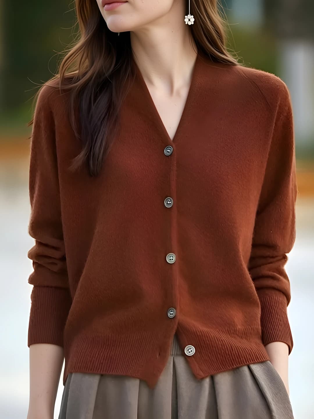Ayollar uchun bahor-kuz trikotaj kardigan, V-yoqa, uzun yeng, bo'sh (oversize) kesim, bir rangli, yengil