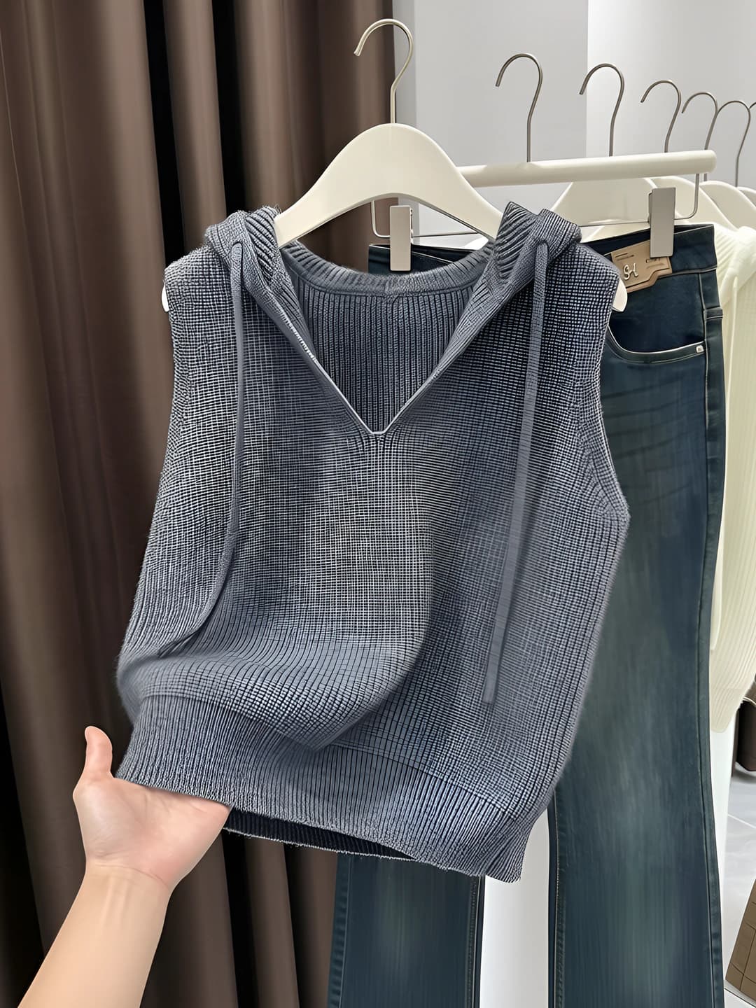 Ayollar uchun kalta yengsiz kapronli jilet, bo'sh (oversize) kesim, bir rangli, odatiy qalinlik, polyester mato