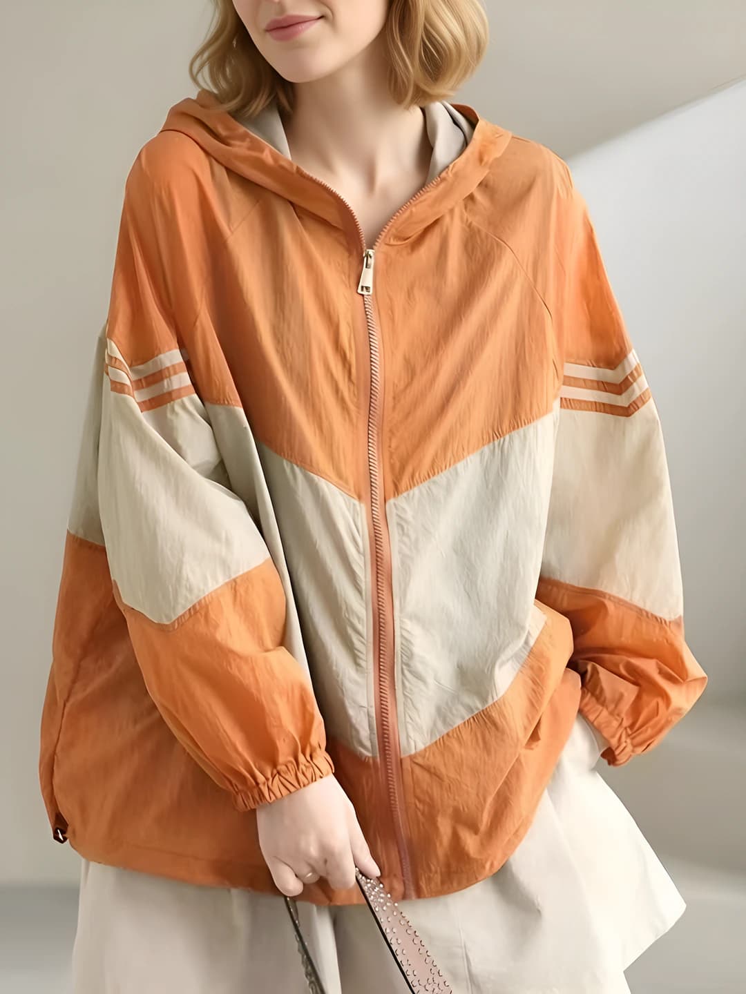 Ayollar uchun yozgi quyoshdan himoyalovchi juda yupqa, uzun yengli, bo'sh (oversize) fermuarli ustki kiyim (kurtka)