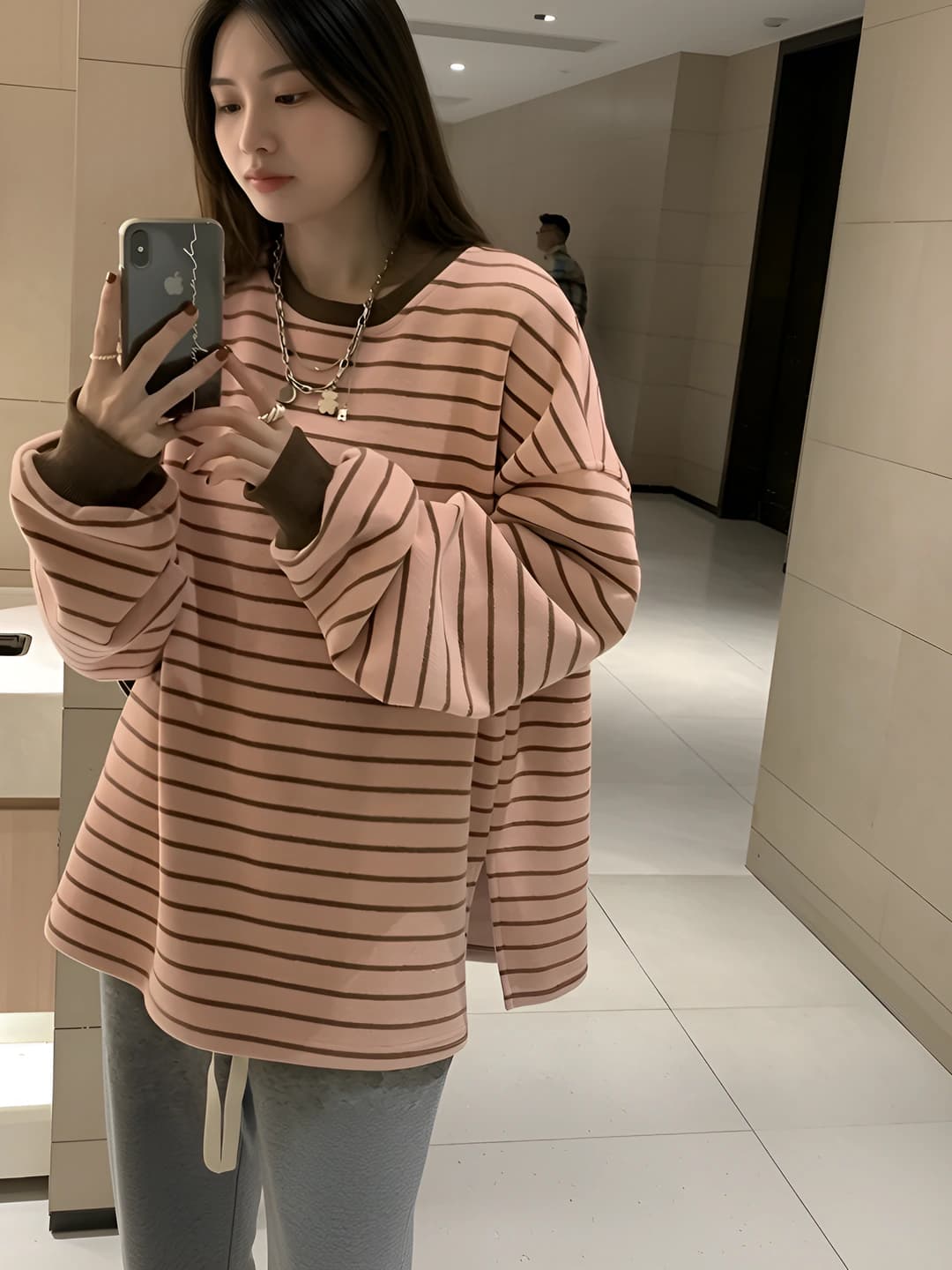 Ayollar uchun chiziqli dumaloq yoqali uzun yengli longsliv, bo'sh (oversize) kesim, kundalik uslub