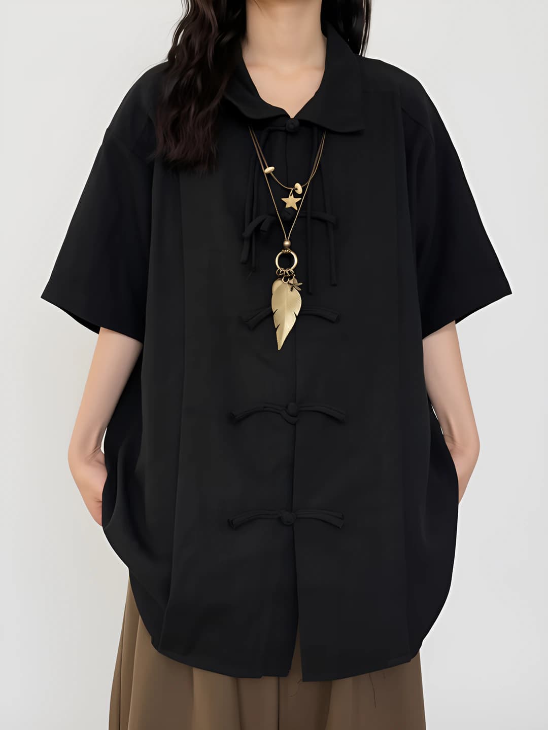 Ayollar uchun yozgi retro uslubdagi bir rangli kalta yengli ko'ylak-shirt, bo'sh (oversize) kesim, qaytarma yoqa