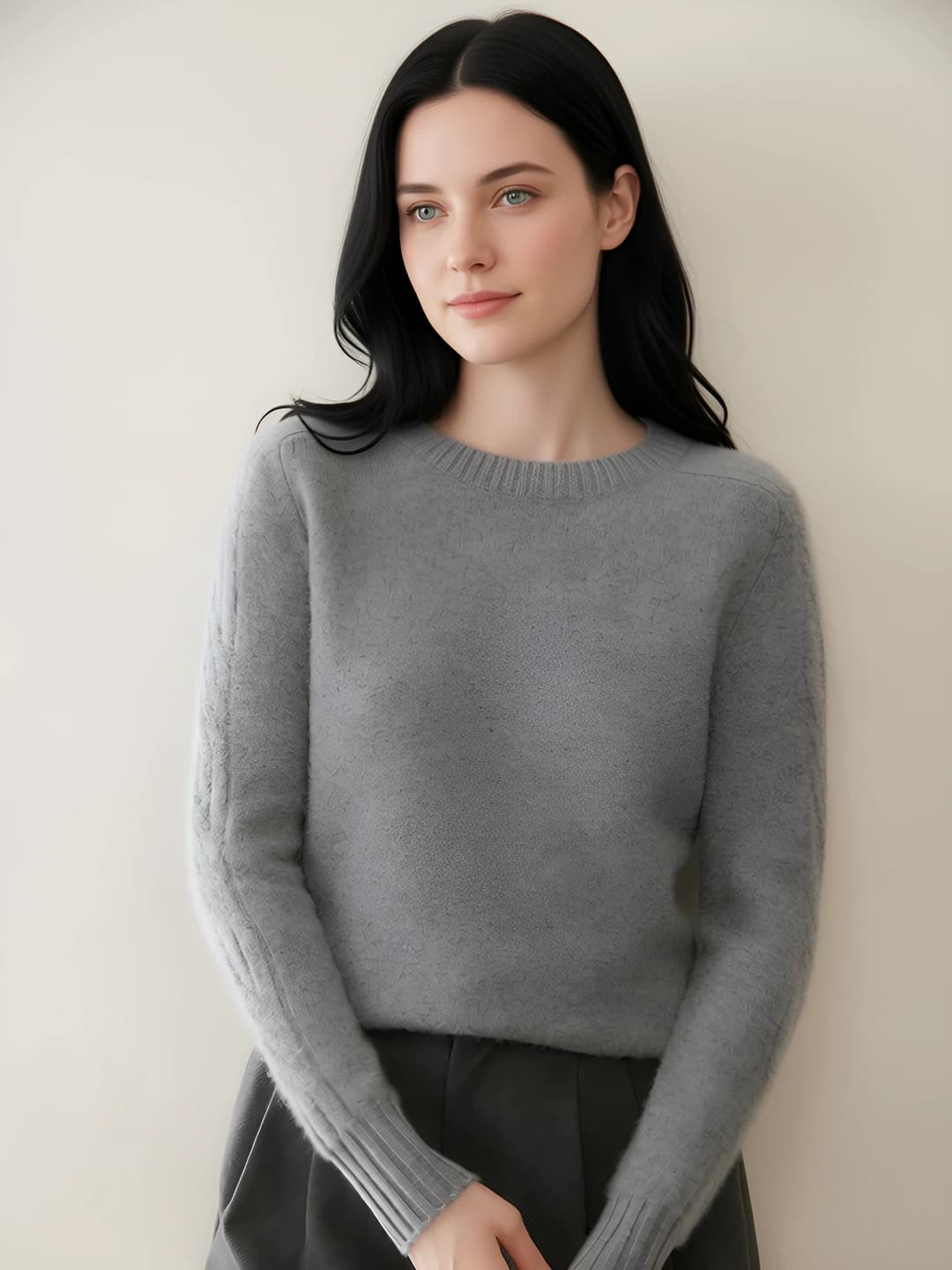 Ayollar uchun kuz-qish kashemir sviter, dumaloq yoqa, uzun yeng, qalinlashtirilgan, bir rangli, bo'sh (oversize) kesim, asosiy mato ulushi 30%–50%