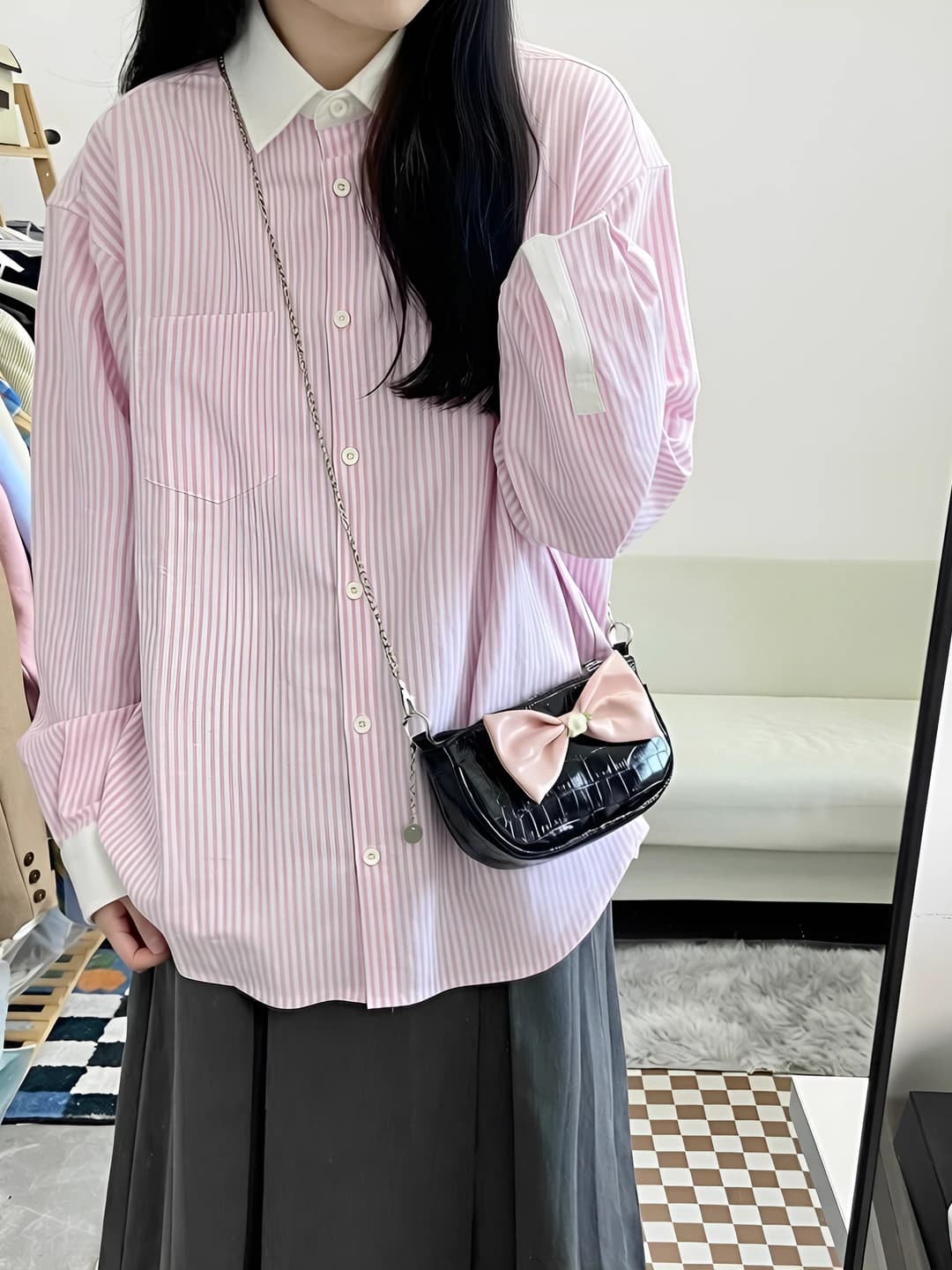 Ayollar uchun uzun yengli chiziqli ko'ylak-shirt, koreys uslubida, bo'sh (oversize) kesim, o'rta-uzun, nozik ko'rsatadigan, yoz va kuz uchun