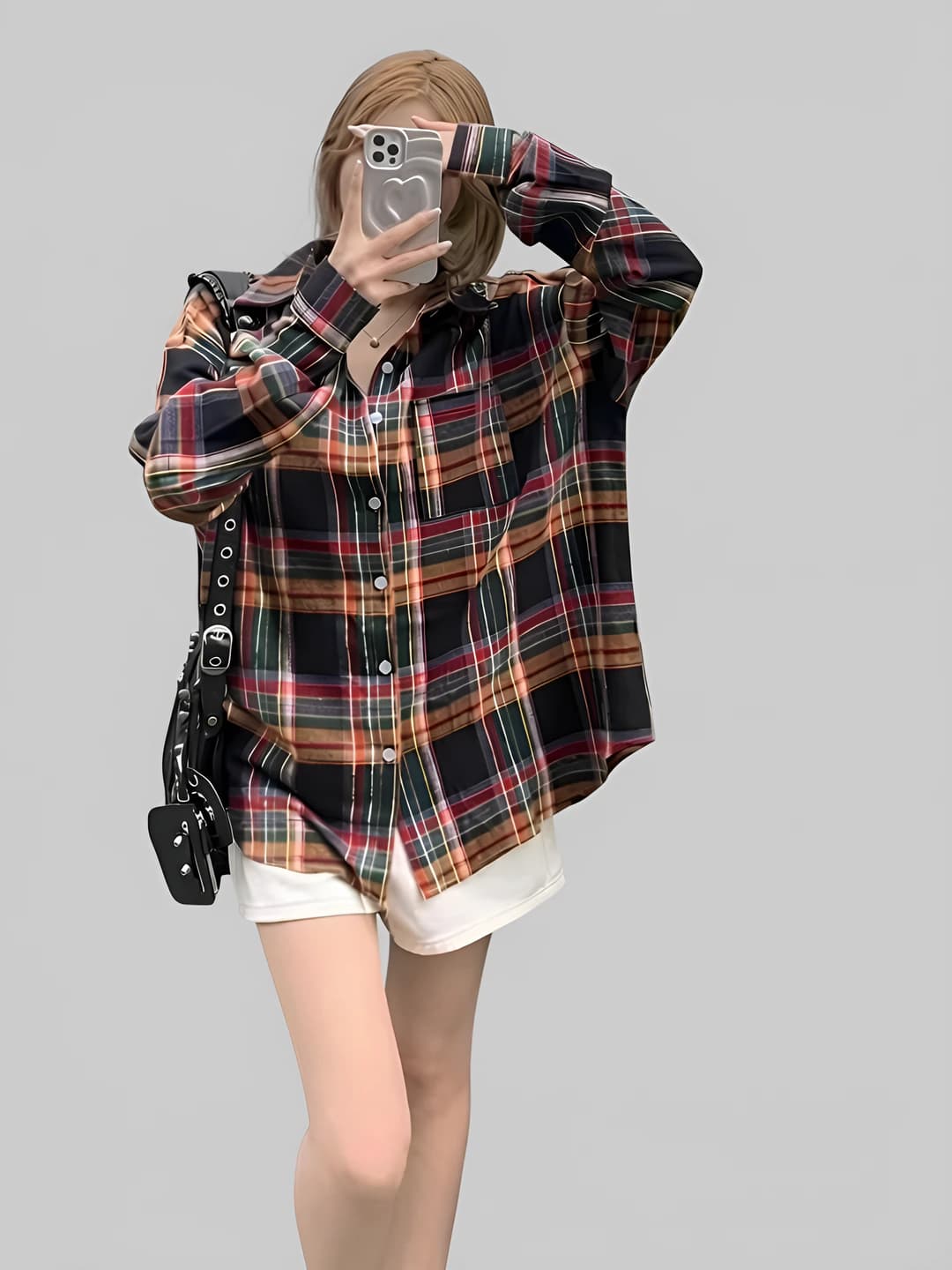 Ayollar uchun katakli uzun yengli ko'ylak-shirt, bo'sh (oversize) kesim, o'rta-uzun, POLO yoqa, retro uslub, bahor-yoz