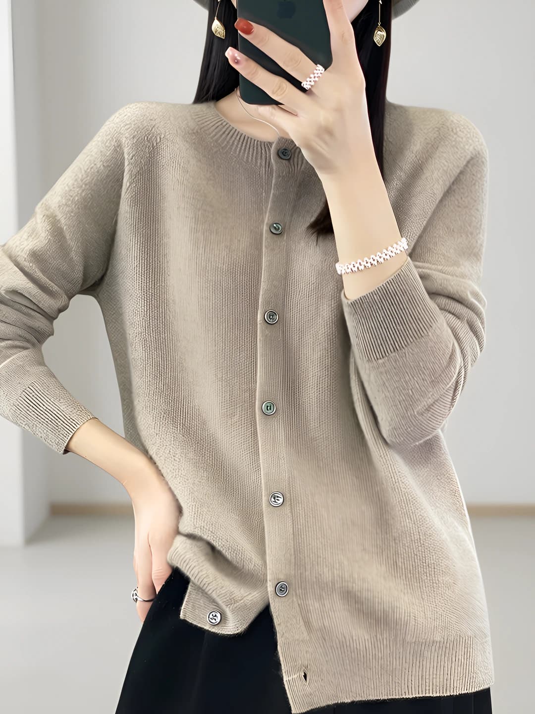 Ayollar uchun jun trikotaj kardigan, dumaloq yoqa, uzun yeng, bo'sh (oversize) kesim, nozik ko'rsatadigan, kuz-qish mavsumi uchun