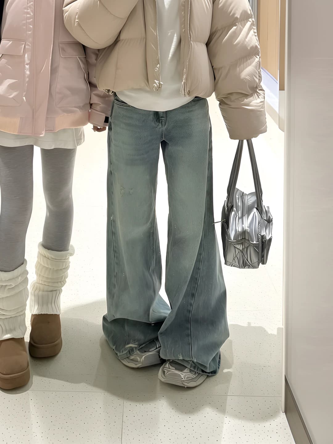Ayollar uchun ko'k rangli, yirtilgan, baland belli, bo'sh (oversize) keng va klesh jinsi shimlar, katta o'lcham, to'g'ri kesim, uzun shim