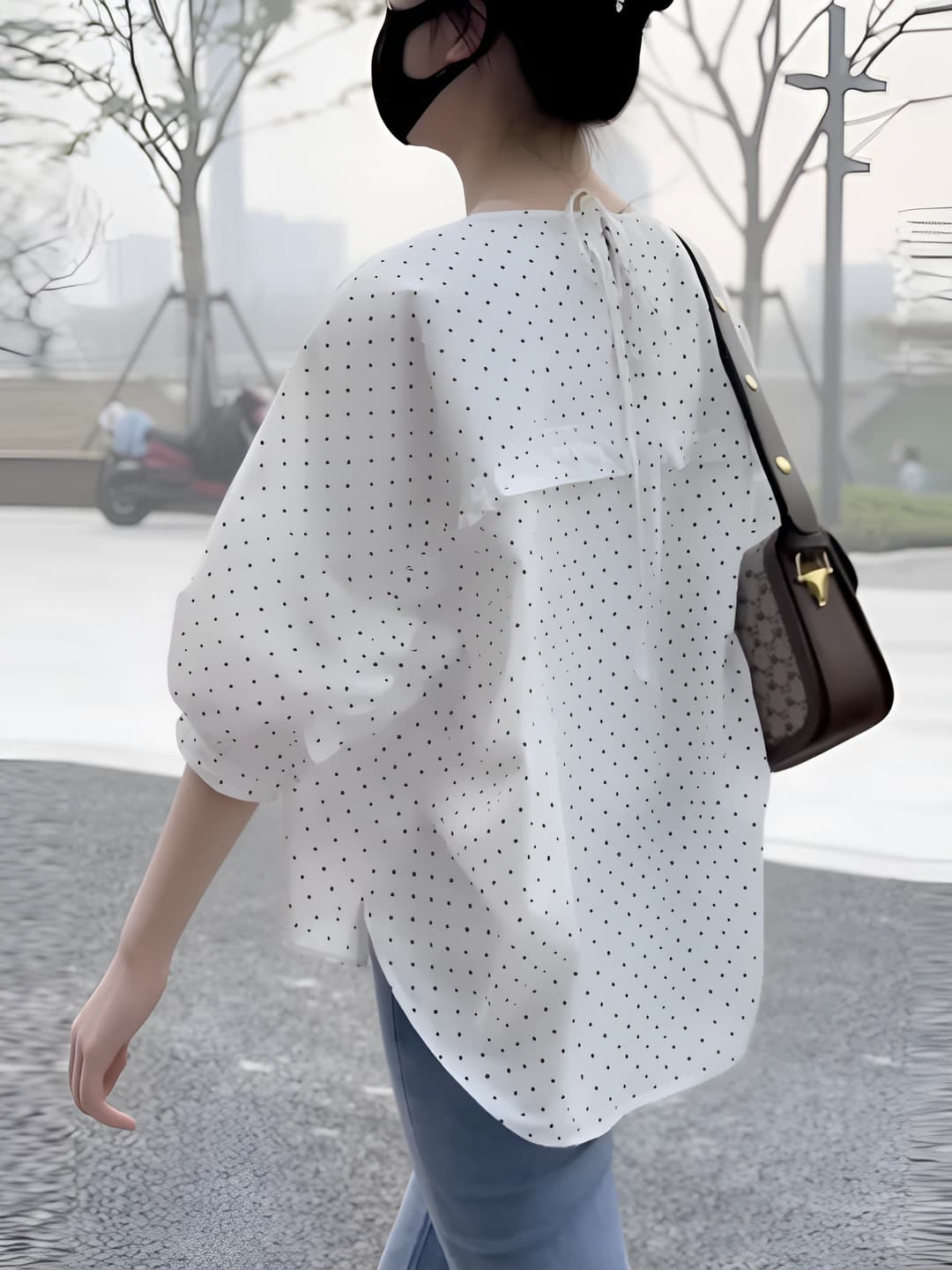 Ayollar uchun oq rangdagi kalta yengli, uch chorak yengli, bo'sh (oversize) polka-dot puf yengli bluzka, yozgi, 2026